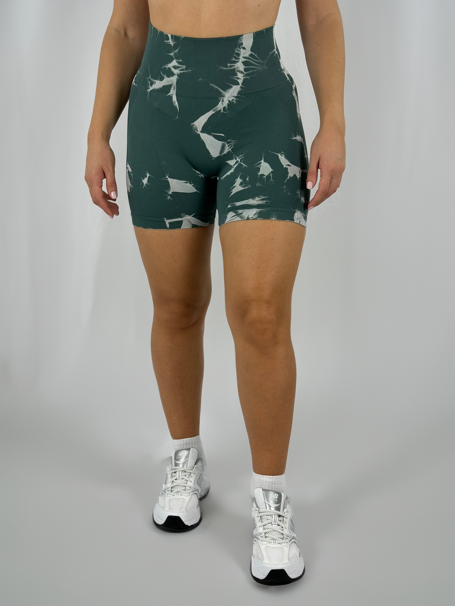 Grun_weisse_kurze_Sport_Leggings_fur_Damen_Karpao_1