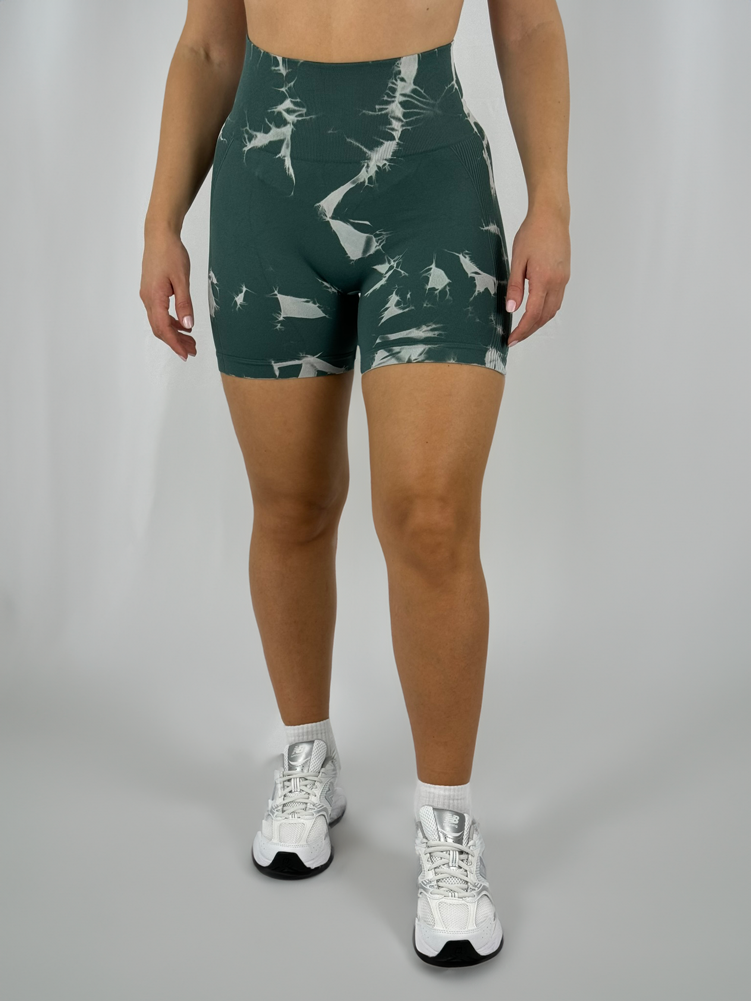 Grun_weisse_kurze_Sport_Leggings_fur_Damen_Karpao_1