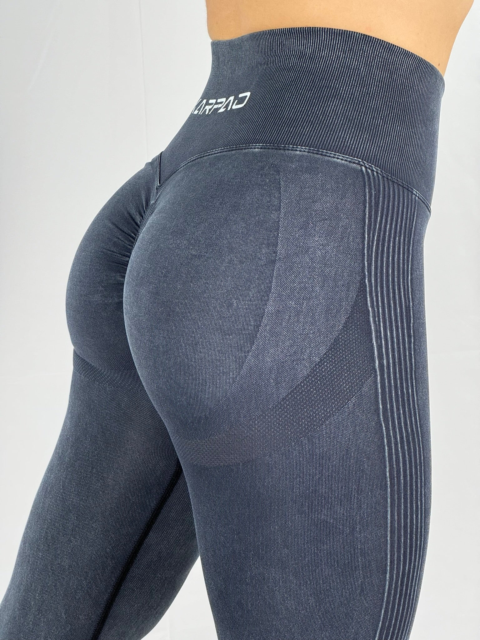 Schwarze-Weiss_Sports_Leggings_fur_Damen_von_Karpao_S