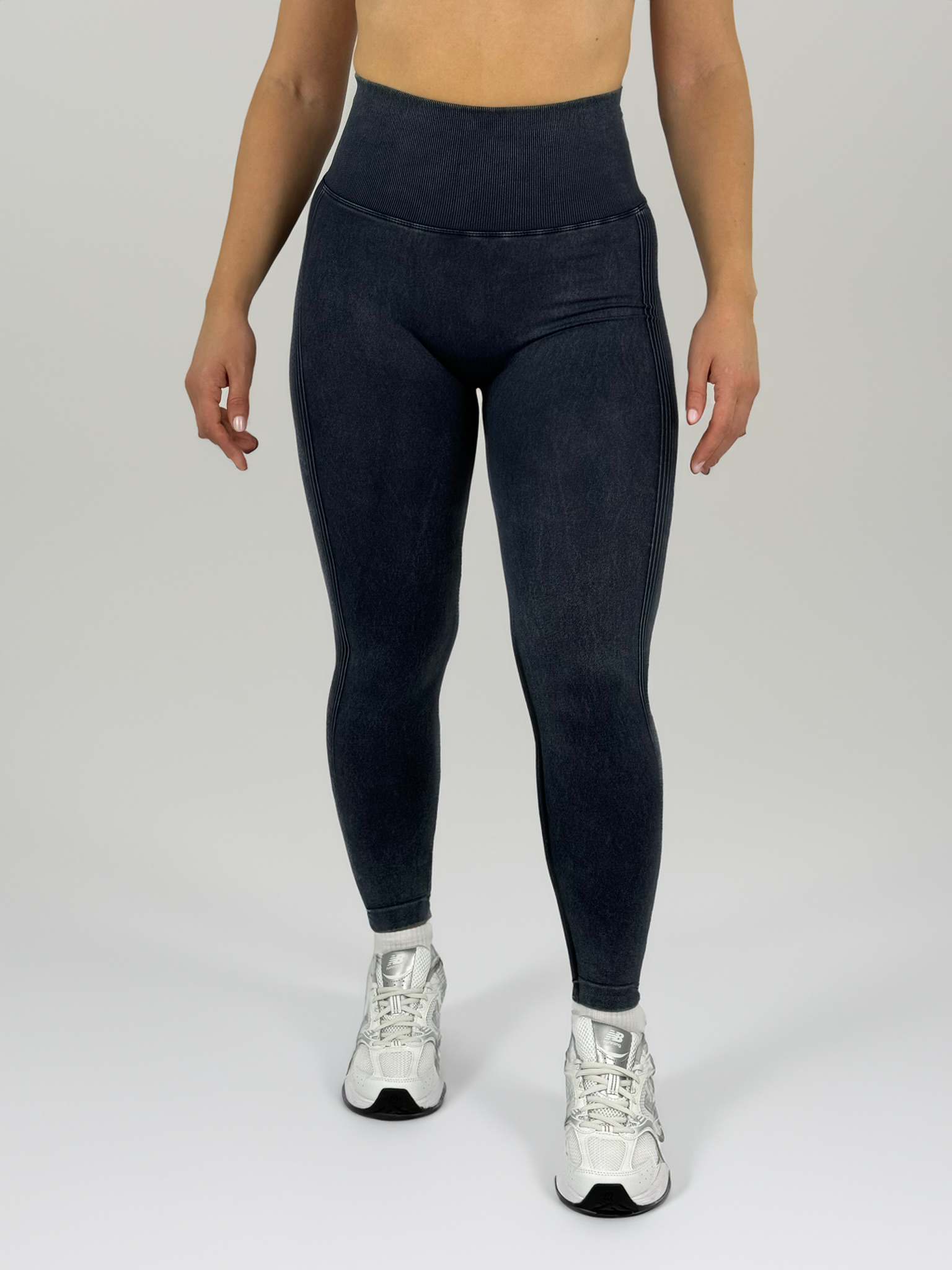Schwarze-Weiss_Sports_Leggings_fur_Women_von_Karpao_Front