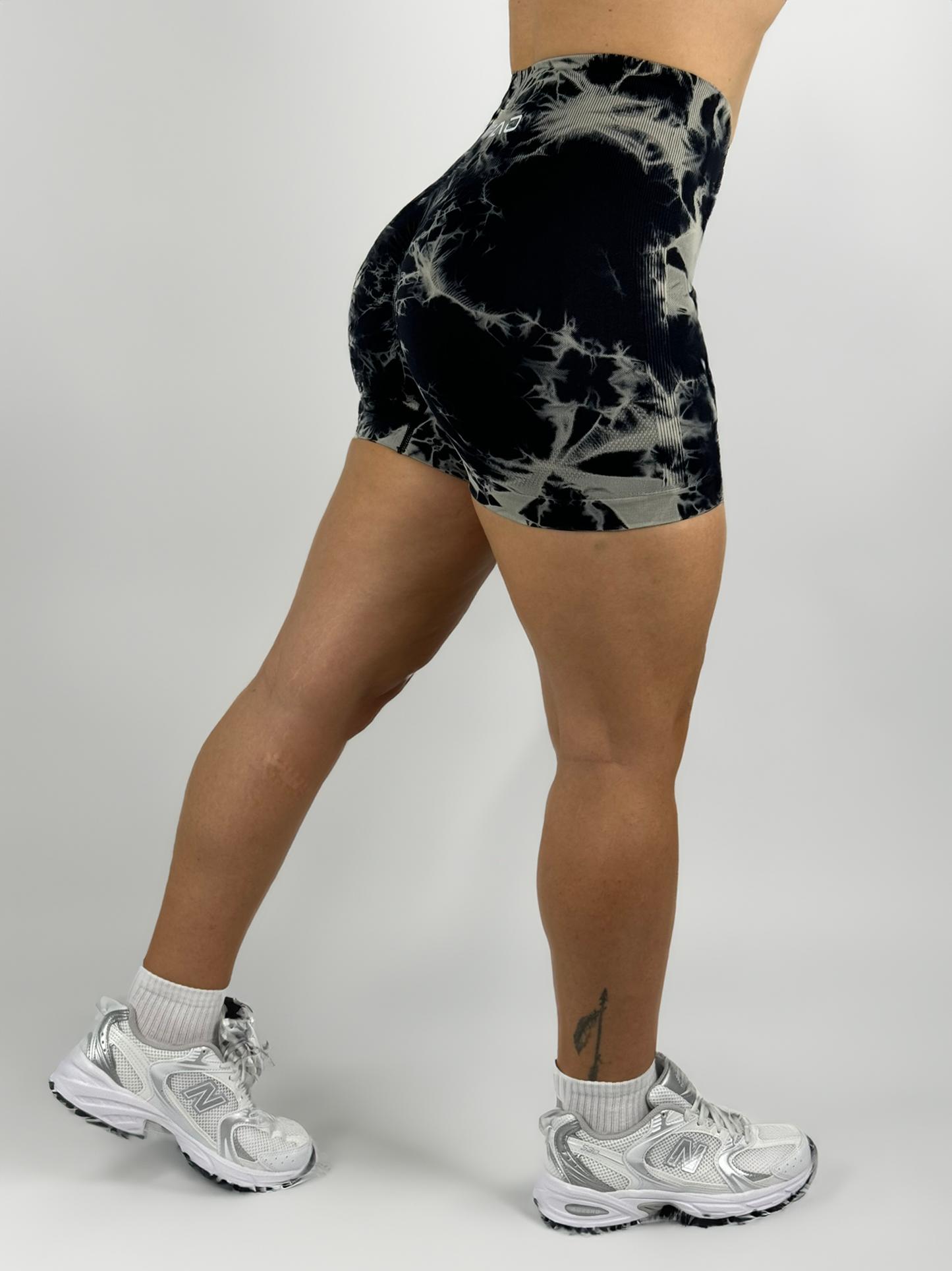 Schwarze_-_Weiss_Short_Sports_Leggings_fur_Women_von_Karpao_S