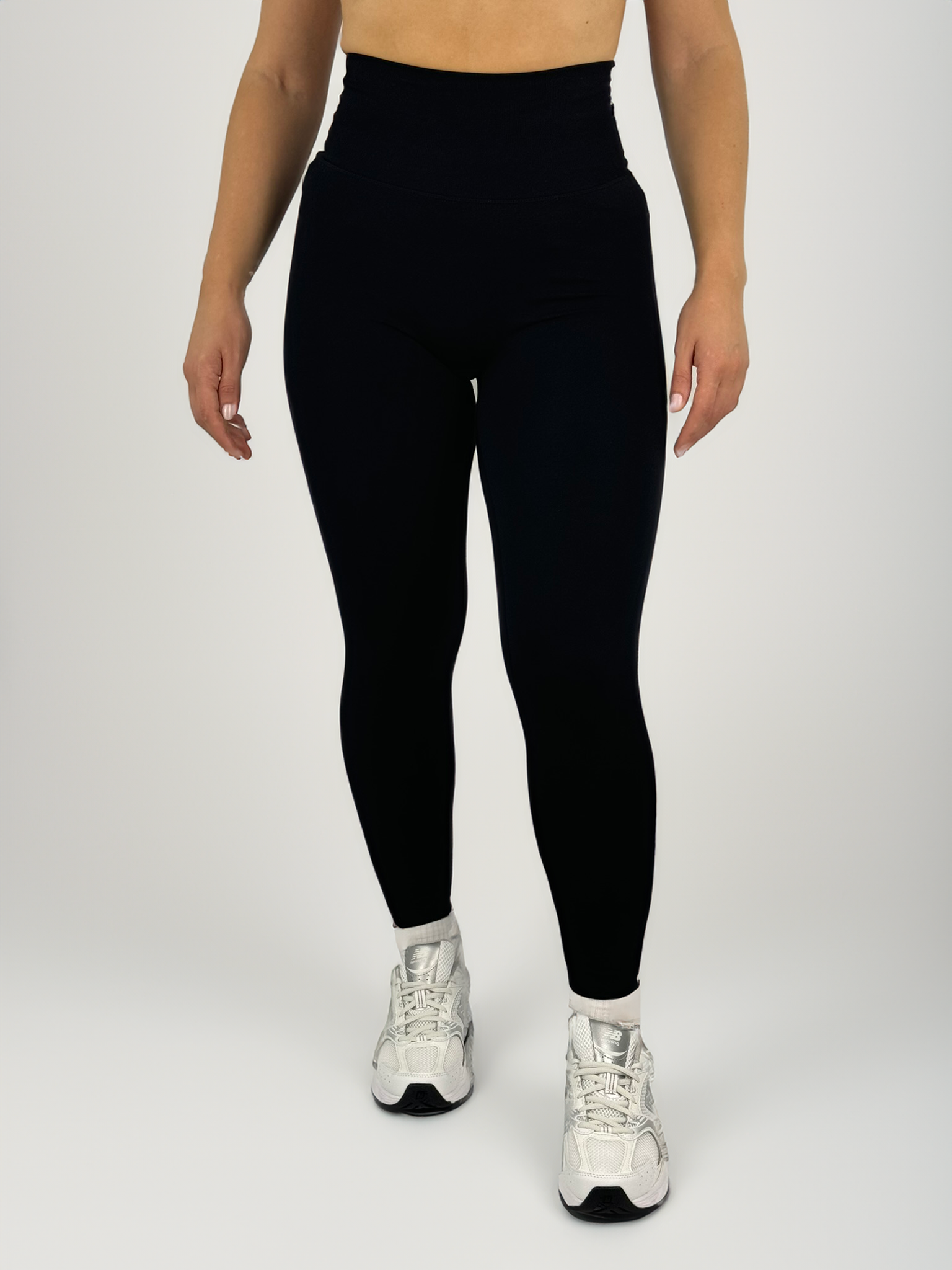 Schwarze_Sport_Leggings_fur_Damen_von_Karpao_Front