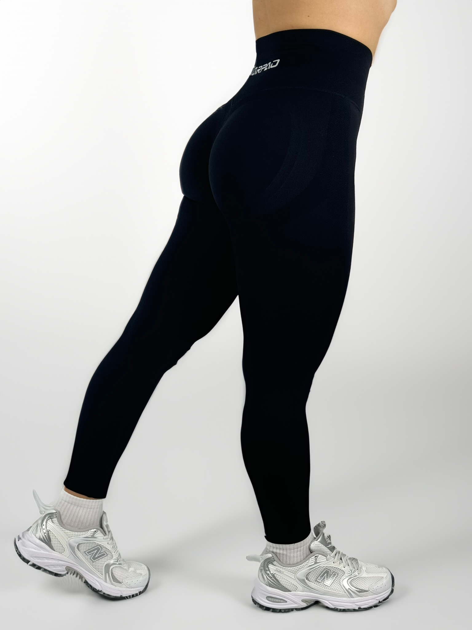 Schwarze_Sport_Leggings_fur_Damen_von_Karpao_Seitlich