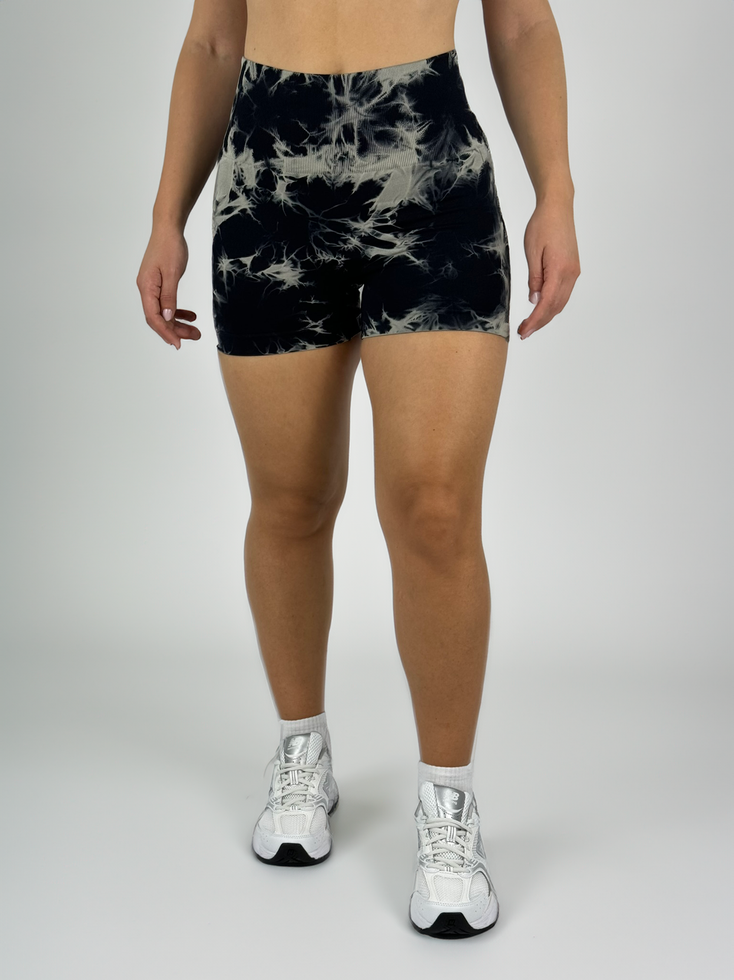 Weiss-_Schwarze_Short_Sports_Leggings_fur_Women_von_Karpao_Front