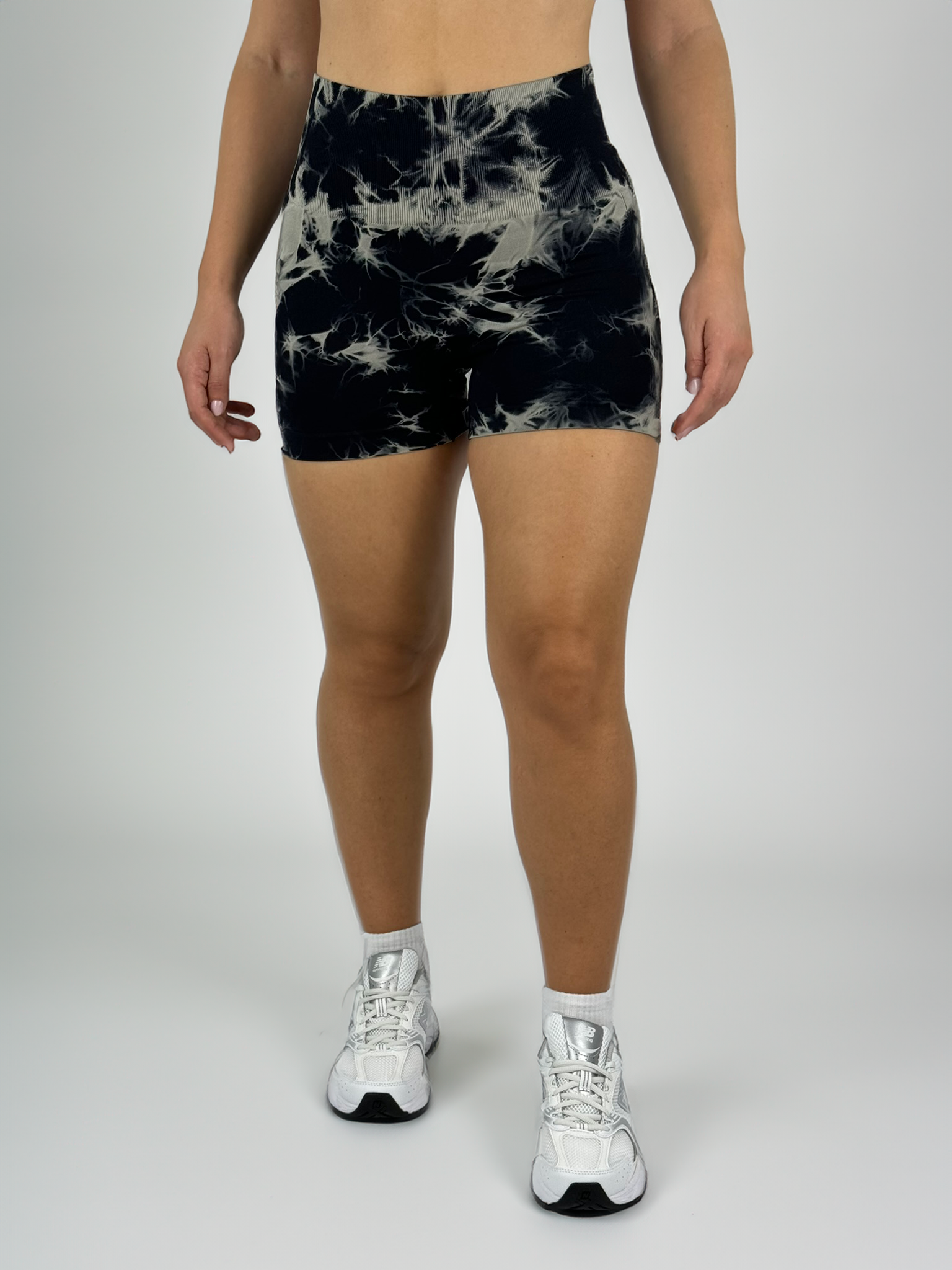 Weiss-_Schwarze_Short_Sports_Leggings_fur_Women_von_Karpao_Front